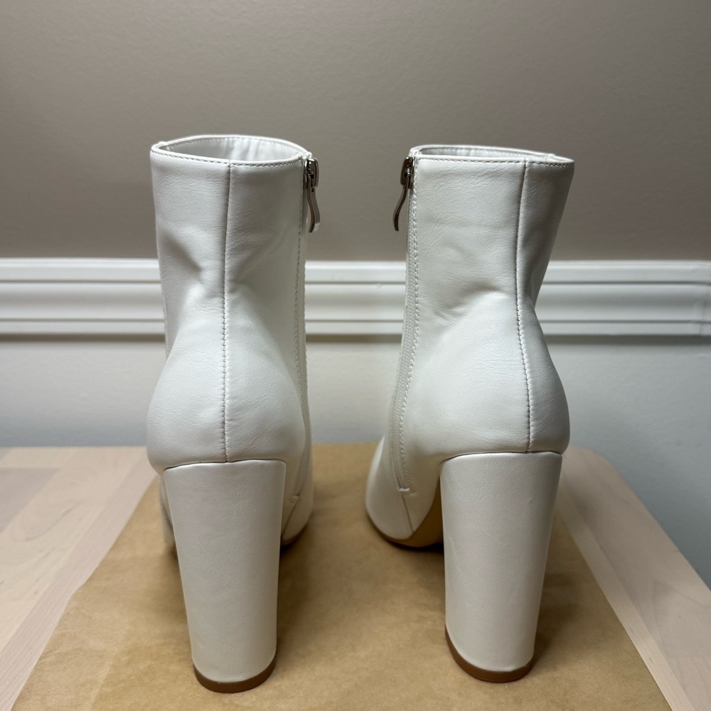 PrettyLittleThing Elegant White Ankle Boots - Picture 5 of 7